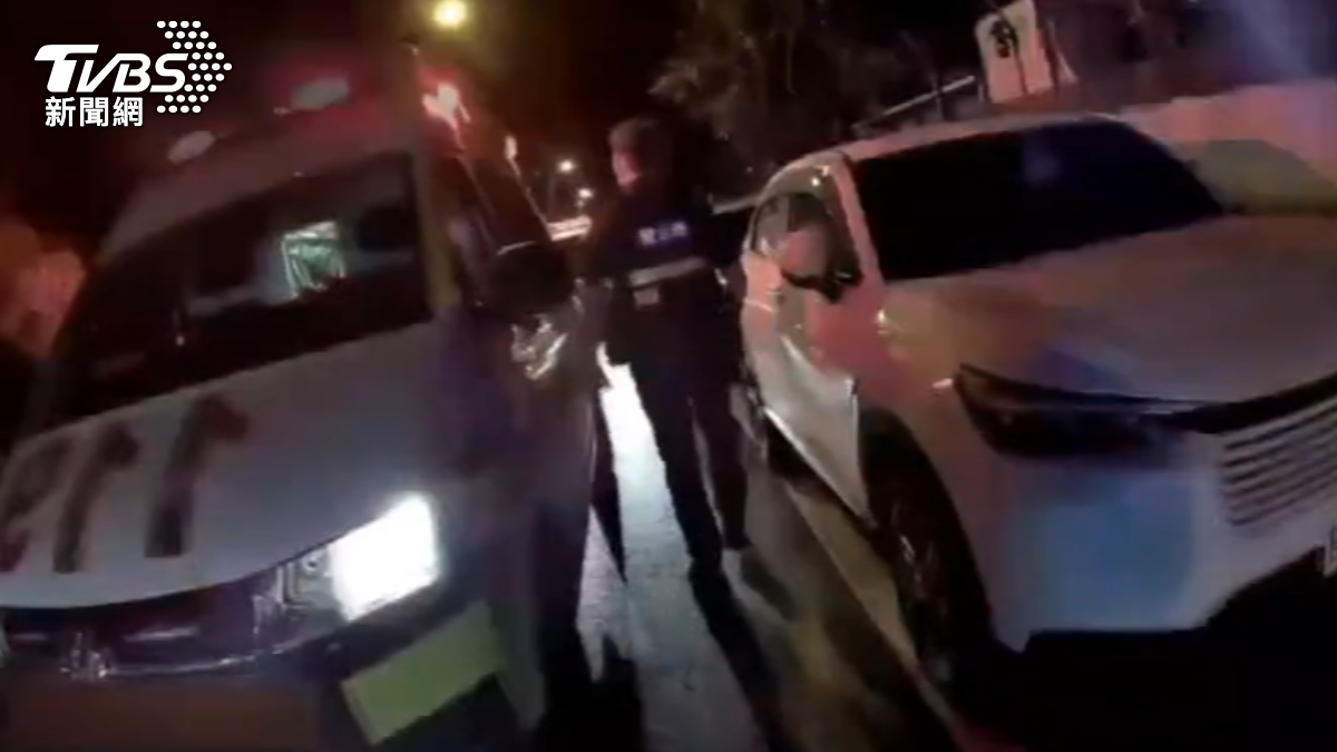 江姓父子全身多處被打傷，警方幫忙叫救護車。（圖／TVBS）