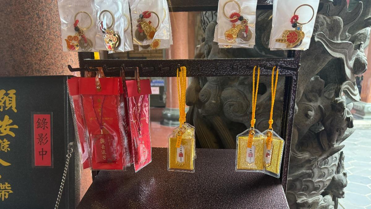 廟方人員稱這些吊飾是中國大陸設廠的台商製作，寄賣於宮內供民眾隨喜取用。（圖／廟方提供）