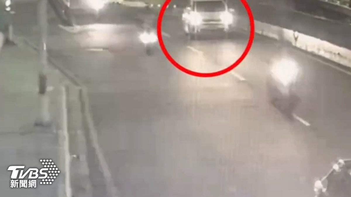 小客車看見前方臨檢後突然停下來,下一秒馬上急速倒車。(圖/TVBS)