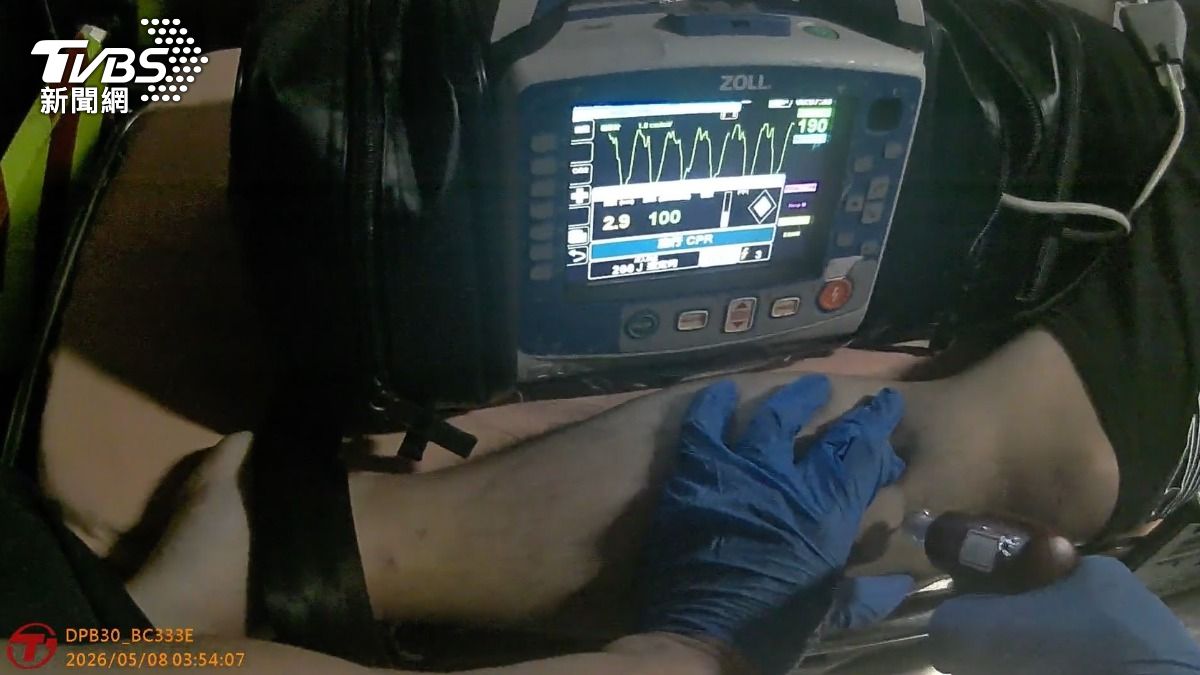 桃園24歲男洗澡突倒地無呼吸!家屬線上CPR、消防電擊6次搶命
