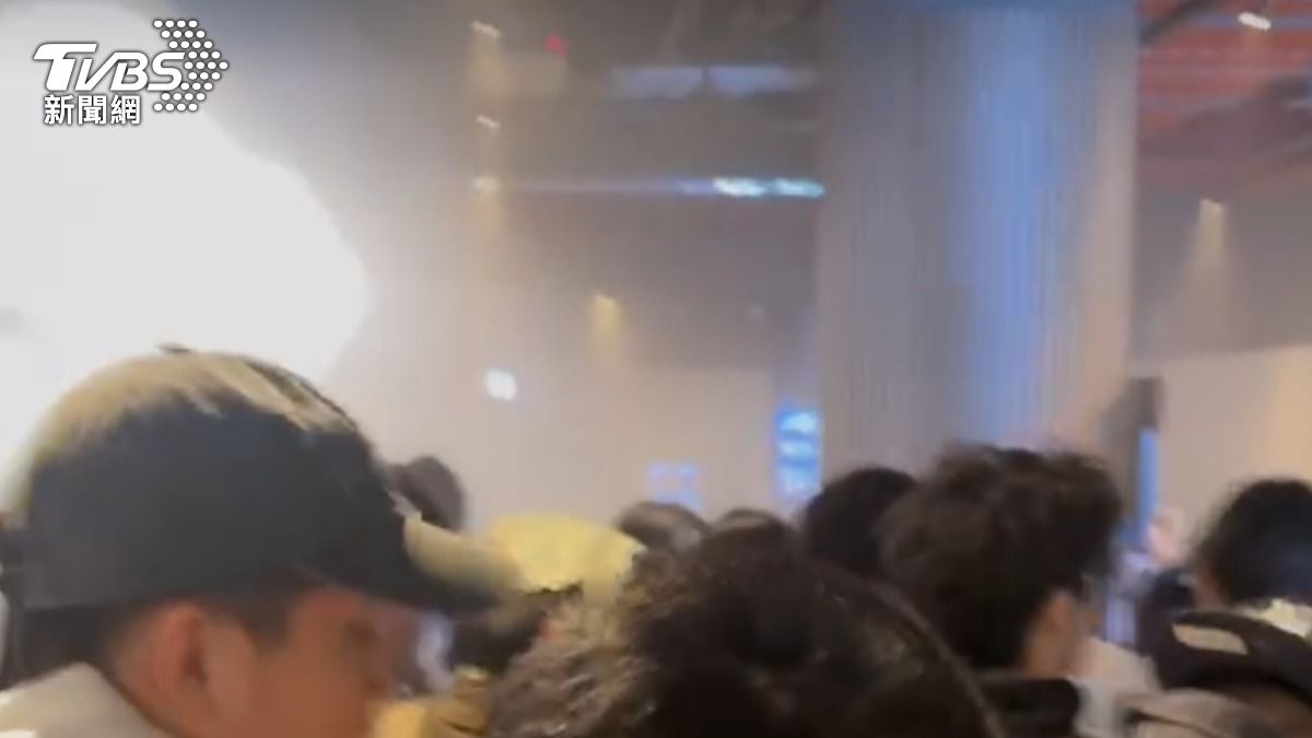 現場有大量的白煙。(圖/民眾陳先生提供)
