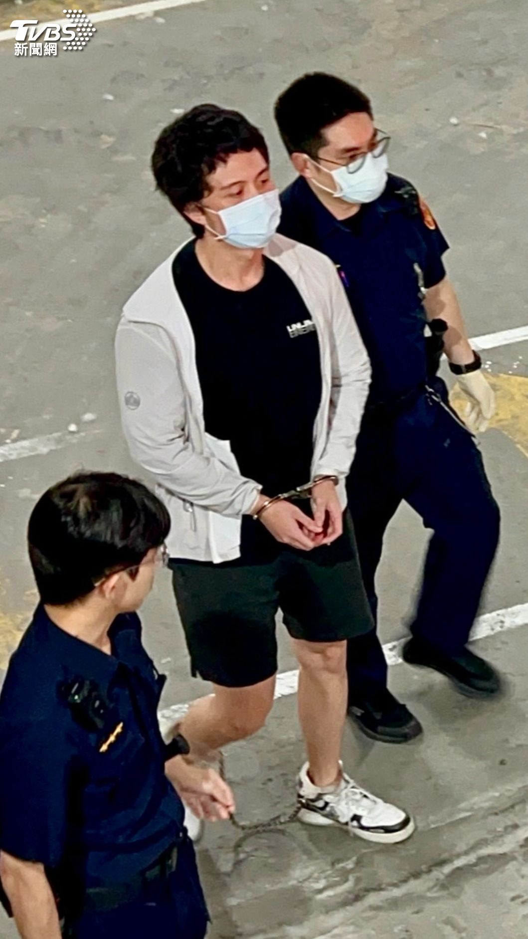 法警將孫安佐送還檢方。（圖／胡瑞麒攝）