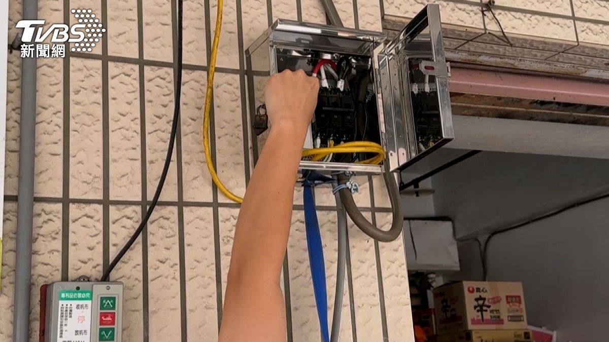 業者表示這條電線去年才請專業的配電師傅施作,沒想到才使用半年就發生意外。(圖/TVBS)
