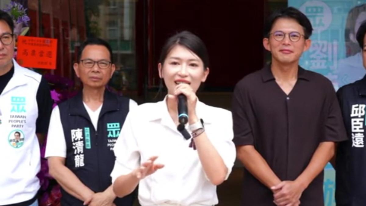 民眾黨台中市議員參選人劉芩妤發布短片,其中外送員對著鏡頭噴出液體的畫面,被民進黨立委張雅琳批評詆毀外送員的形象。(圖/TVBS)