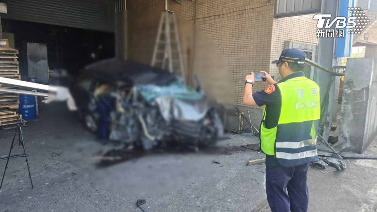 高雄岡山一名男子駕駛黑色轎車突然失控暴衝，在650公尺內接連衝撞4部機車，最後高速衝進工廠內。（圖／TVBS）