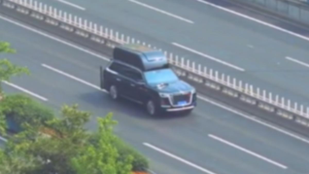 美國軍事媒體分析，美國總統川普車隊中的大陸紅旗SUV，裡頭藏著反無人機系統，可因應電子戰。 （圖／網路）