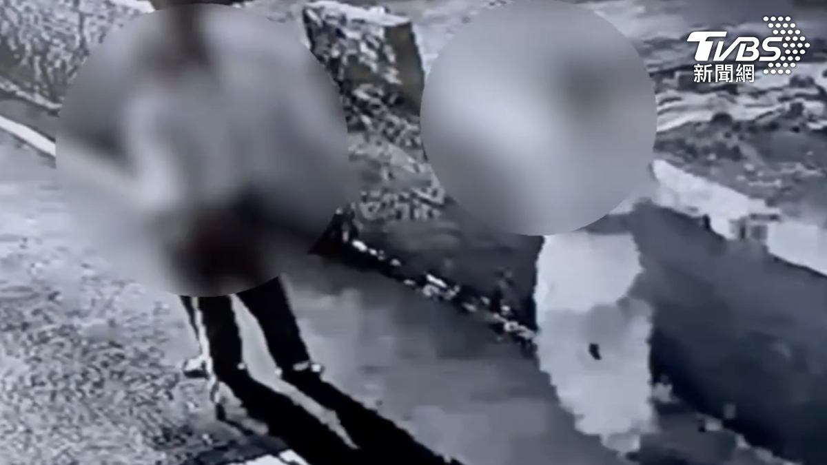 台南新營一名老翁拄著拐杖在住家附近散步，後面白衣男子快步跟上前去，隨即伸手搶走老翁脖子上的金項鍊。（圖／TVBS）