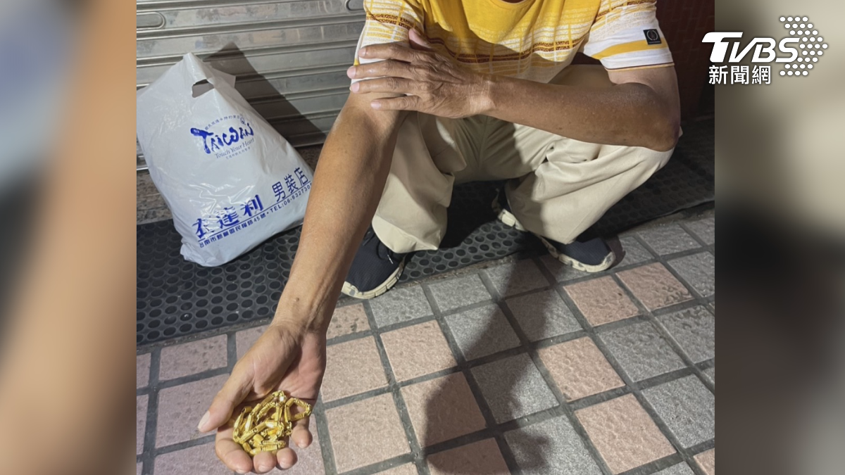 陳姓嫌犯行搶得手後，偷竊一輛腳踏車代步，最終在案發後10小時內狼狽落網。（圖／TVBS）