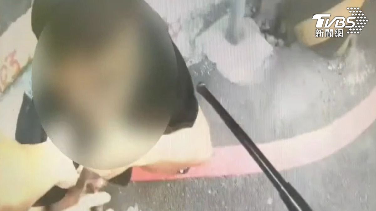 警方追不到百米就追到這名身背4條詐騙通緝的劉姓男子。(圖/TVBS)