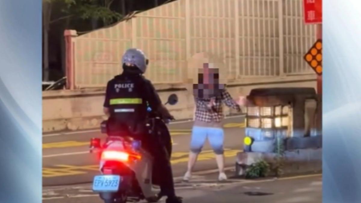 女子在馬路中央亂竄,警擔憂發生意外,帶回保護管束。 (圖/翻攝 黑色豪門企業)