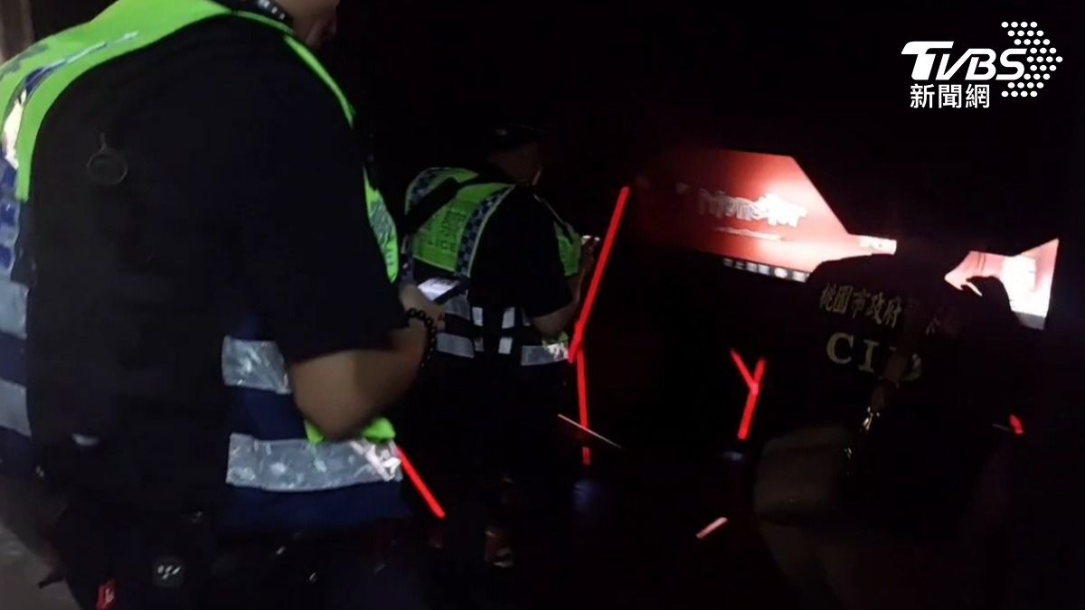 桃園警方日前頻繁在舞廳、酒吧等場所臨檢,強化掃蕩。(圖/TVBS)