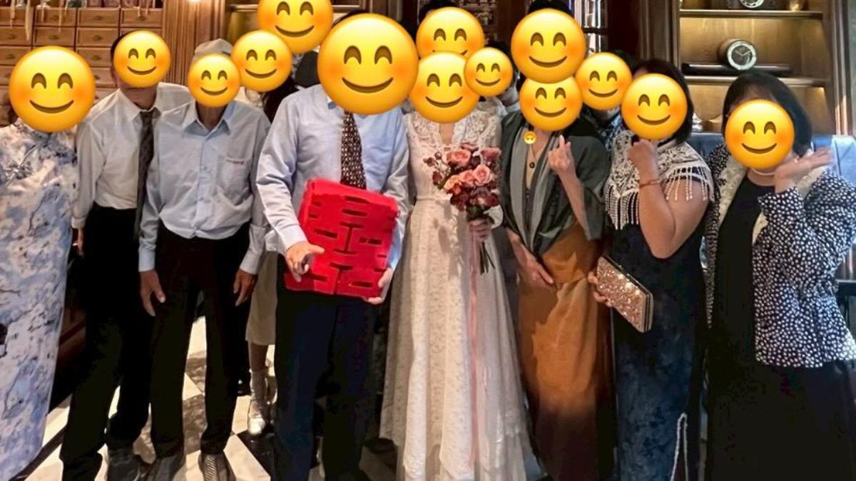 高雄民眾一行10多人前往「再見886台灣眷村文化園區」參觀,遭售票人員以「穿特殊服裝」為由,要求須事先申請才可入園。(圖/當事人提供)