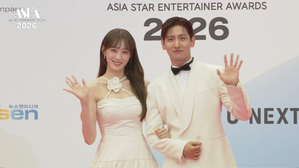 ASEA/李聖經純白澎裙美翻!挽東方神起昌珉走紅毯「像婚禮新人」 權恩妃長腿超搶鏡