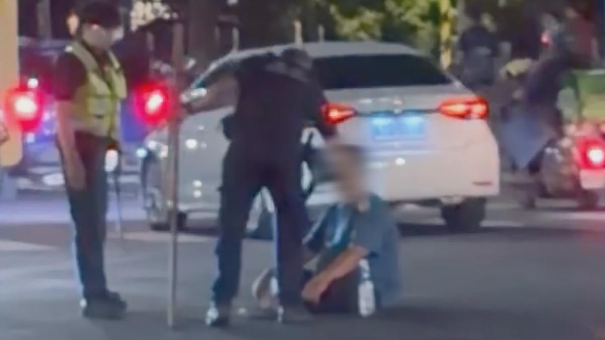 員警一面耐心安撫男子情緒,一面把握時機迅速安全奪刀。(圖/翻攝_Threads)
