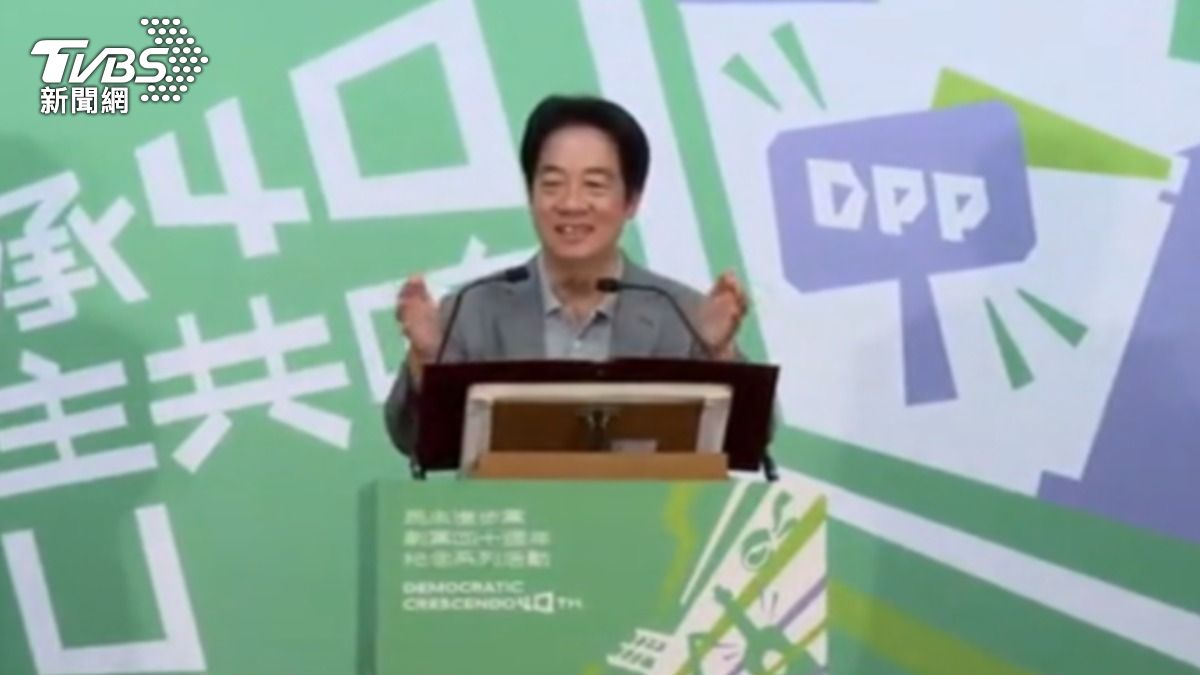 總統賴清德出席青年座談,因麥克風靜電發生有趣小插曲。(圖/TVBS)
