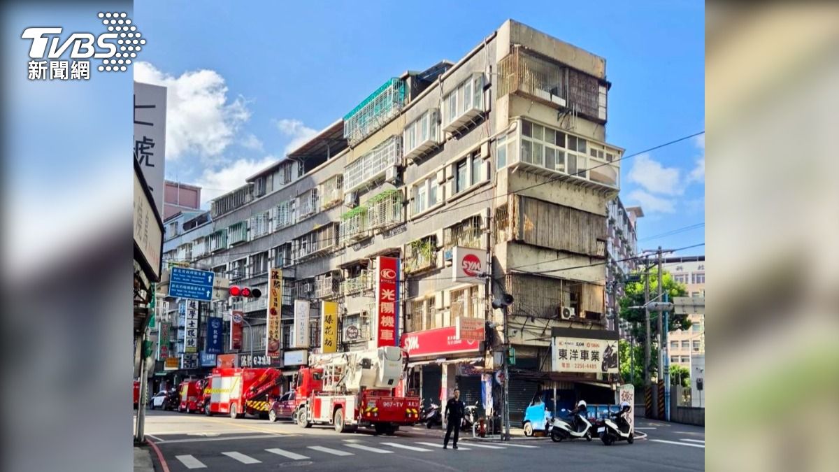 新北市板橋區漢生西路公寓頂加火警，現場濃煙密佈。（圖／TVBS）