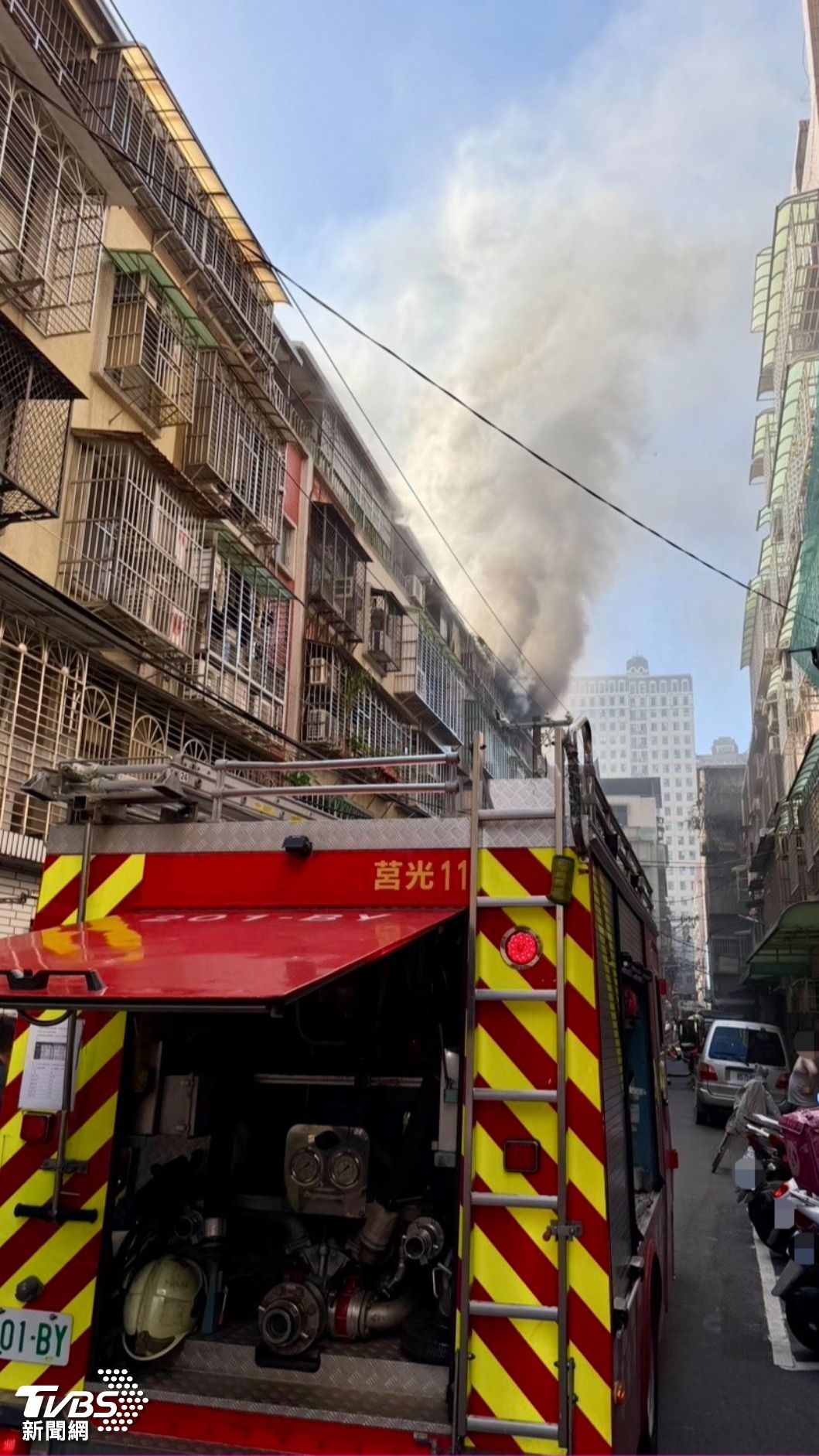 新北市板橋區漢生西路公寓頂加火警，現場濃煙密佈。（圖／TVBS）