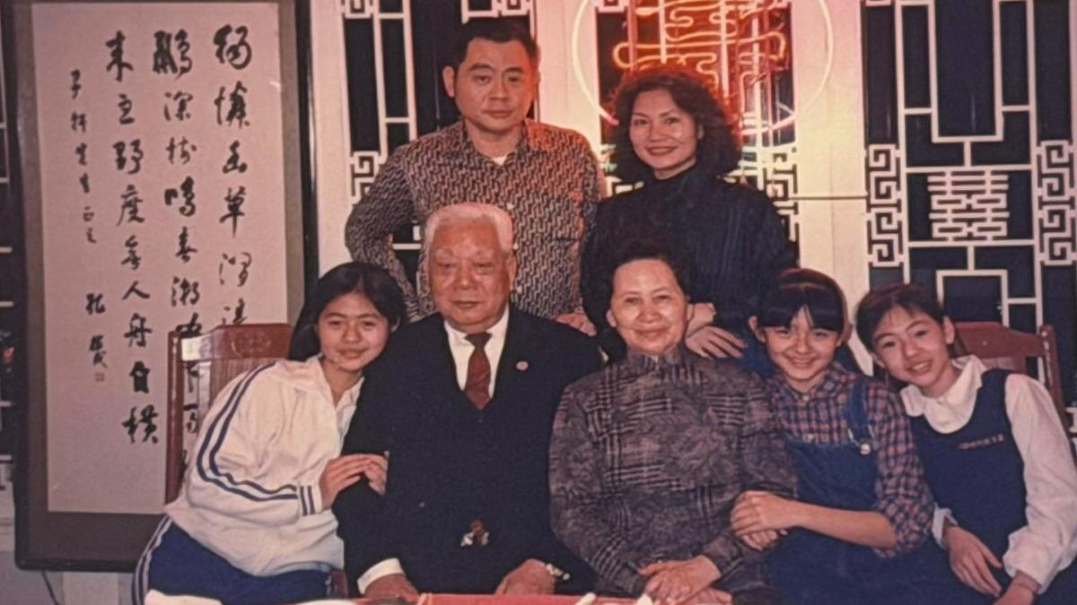 大S一賺錢就霸氣圓夢！小S崇拜曬7口全家福　S媽美貌成亮點