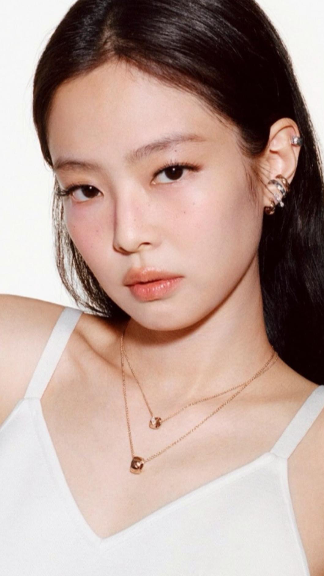 化妝師點名底妝一定要保留光澤感。(圖/翻攝自IG@jennierubyjane)
