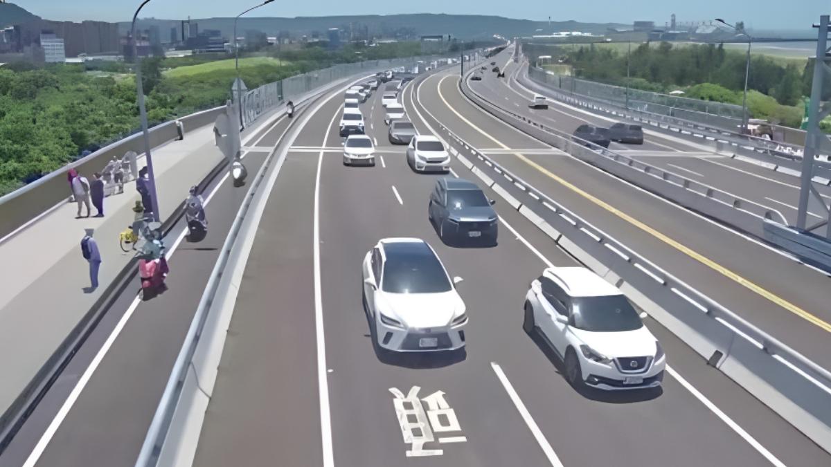 淡江大橋通車後首週末塞爆!「蜂擁朝聖」車陣狂綿延5公里