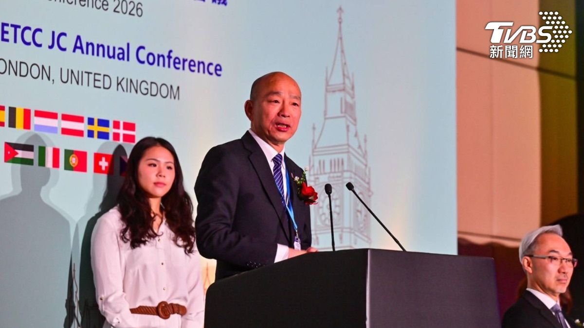 立法院長韓國瑜訪問英國，出席歐洲台商聯合總會年會開幕儀式，語重心長地呼籲海外僑胞「不分藍綠」，少談政治多談感情。（圖／TVBS）