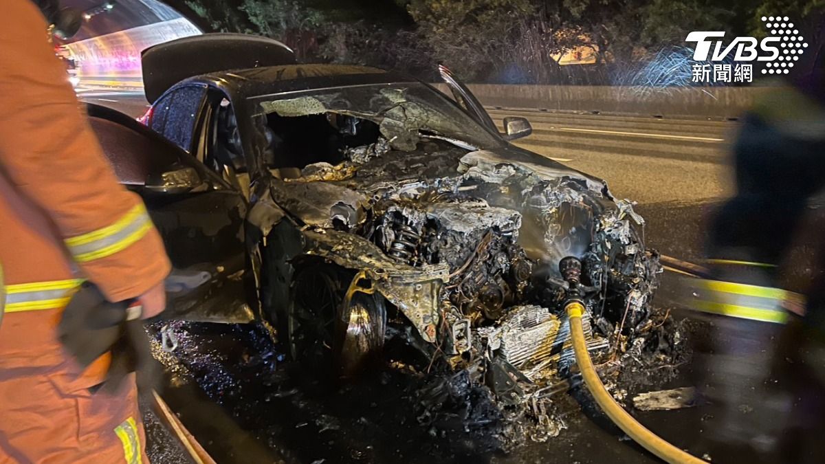 國3南下出中和隧道火燒車!冒煙停路肩秒成火球、幸無人傷