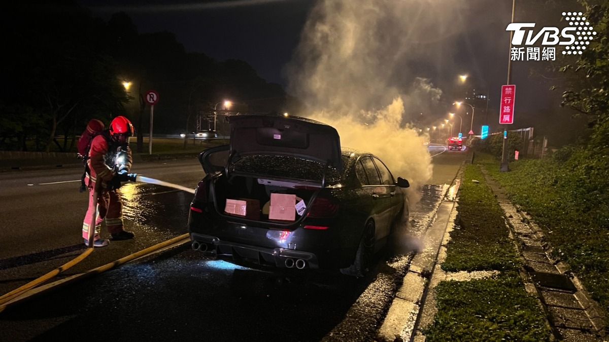 所幸車上人員在起火前皆已順利逃出車外,確切的車輛起火原因,仍待相關單位後續調查釐清。(圖/TVBS)