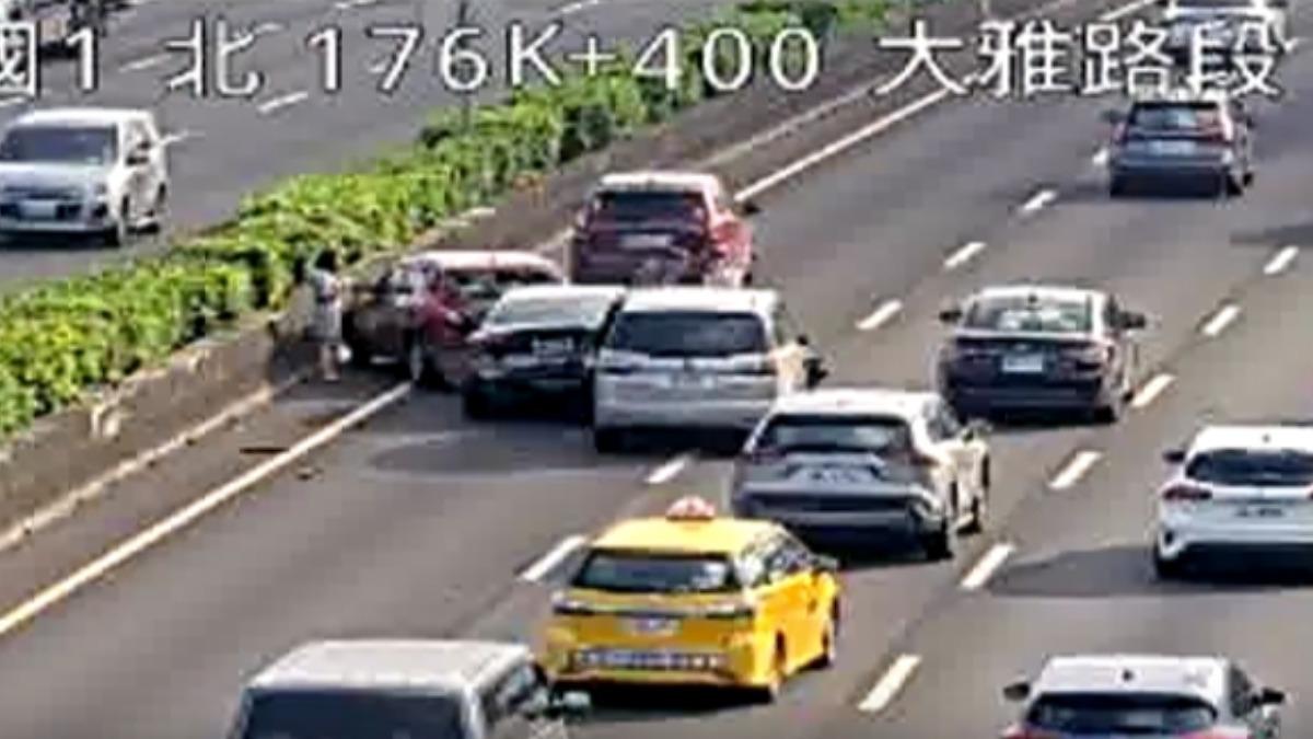4車事故占據內線。(圖/國道即時路況)