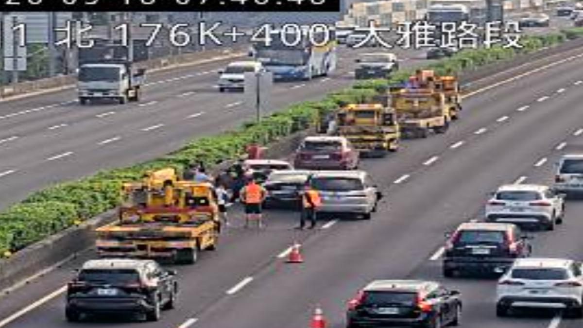 拖吊車到場。(圖/國道即時路況)