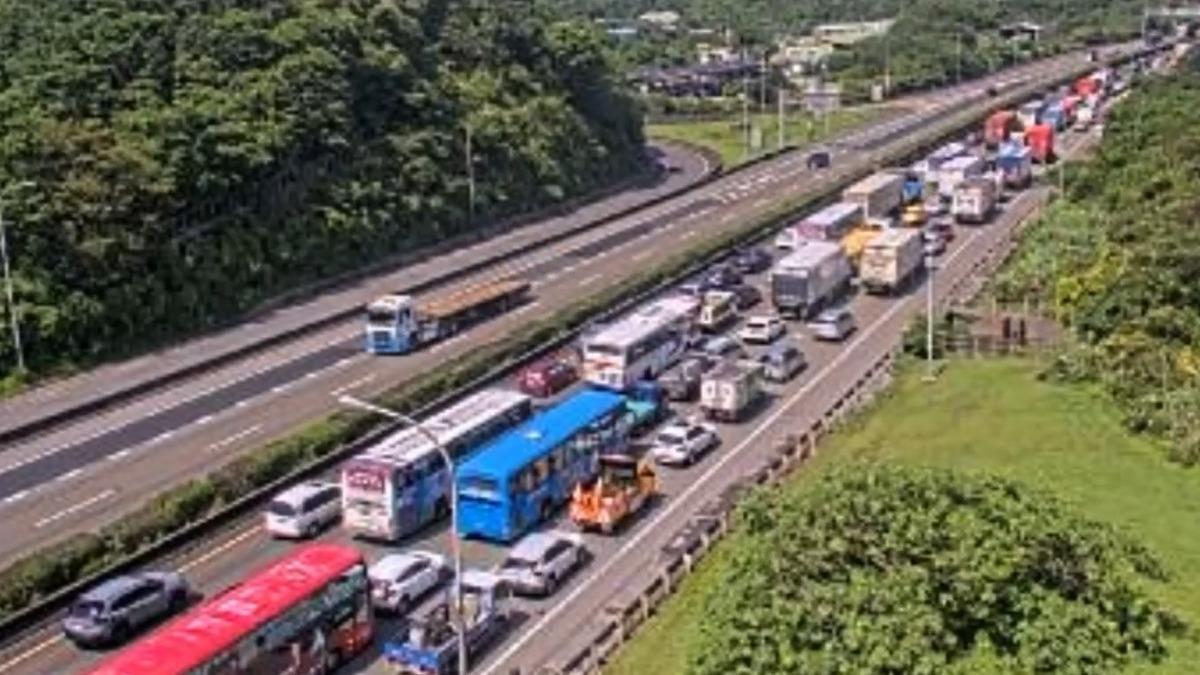 國道1號汐止路段稍早傳出5車追撞事故,造成3人送醫。(圖/國道即時路況)