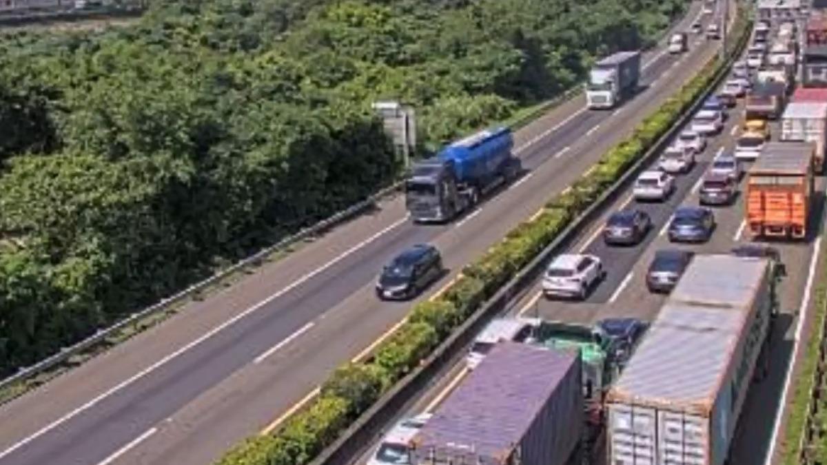 國道1號汐止路段稍早傳出5車追撞事故,造成3人送醫。(圖/國道即時路況)