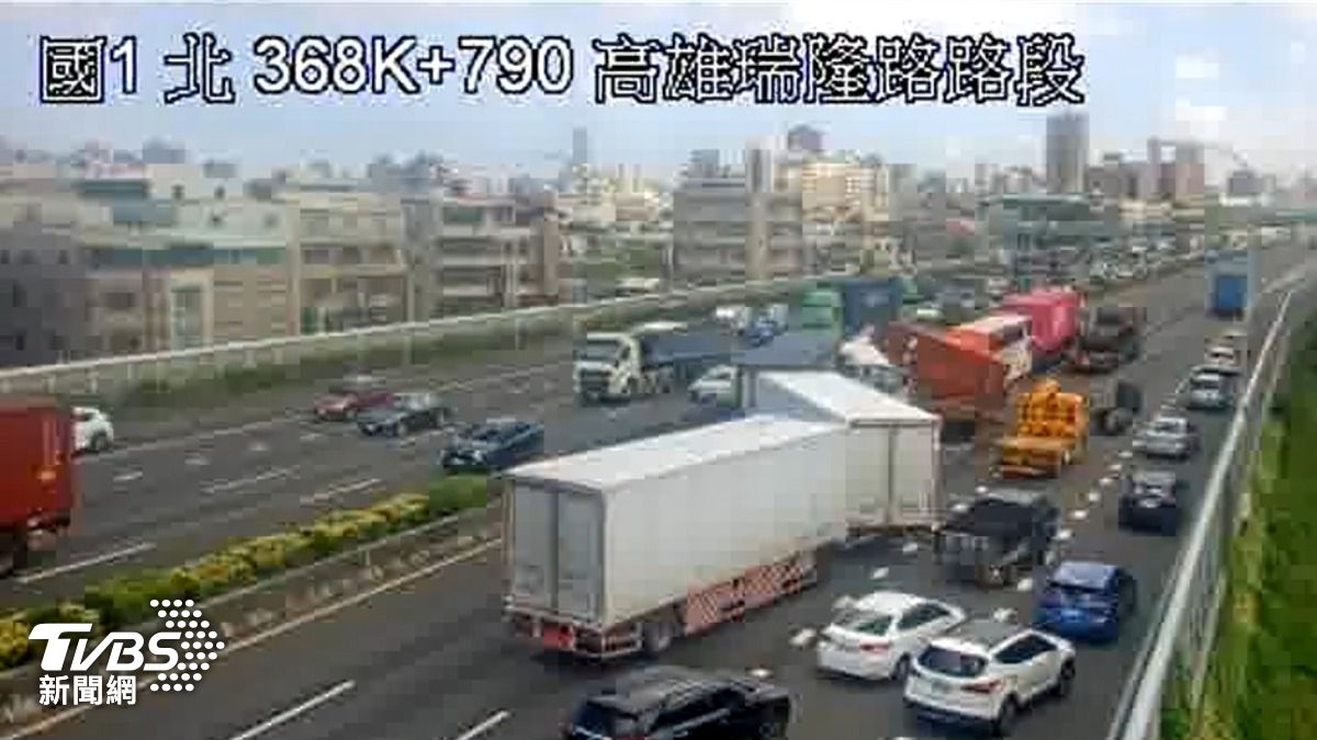 快訊/快改道!國1高雄瑞隆路段「6大車撞一團」車流紫爆