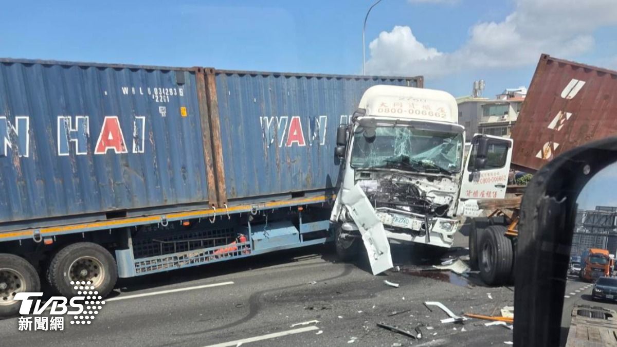 共6大車不明原因發生追撞。（圖／翻攝自記者爆料網）