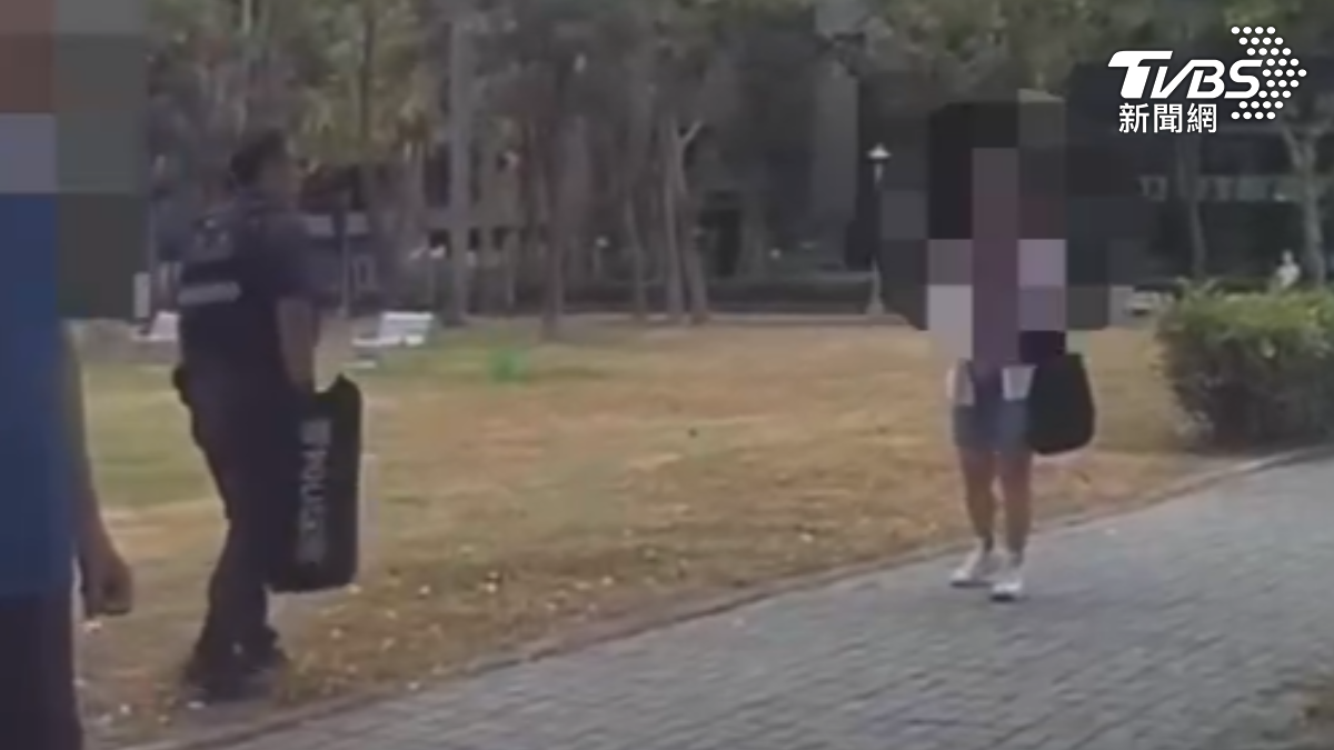高雄前鎮區發生一起因感情糾紛引發的持刀事件,57歲女子約談分手,見前男友載女來!情緒失控持水果刀揮舞,警出動盾牌壓制(圖/TVBS)