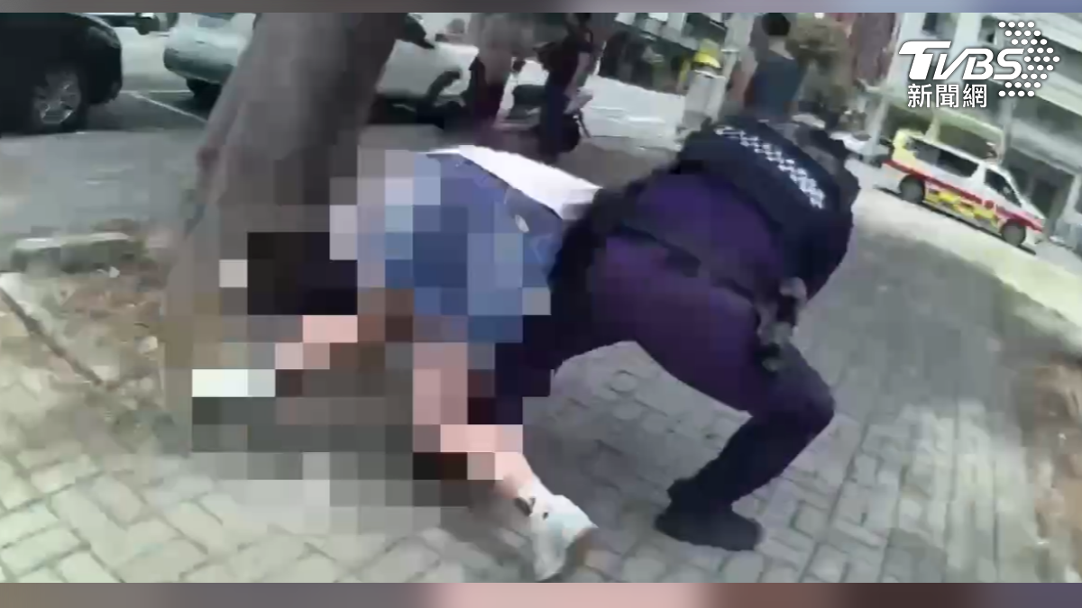 徐女情緒激動之際,員警抓準時機從後方突擊,以一個過肩摔將徐女按壓在地,成功奪下她手中的水果刀,員警隨即安撫徐女(圖/TVBS)
