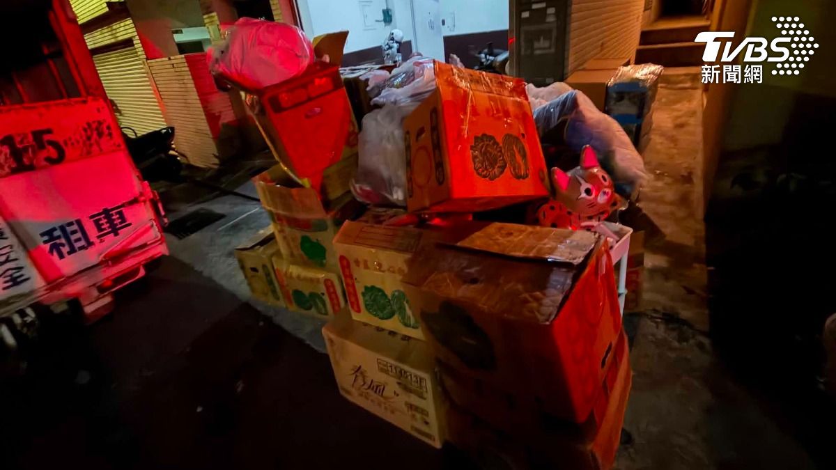 搬家業者從車上搬下好幾箱她的物品，但發現詐騙情事後，只將物品放在一樓，最後還是白姓女子的母親匯了4000元給業者處理。（圖／TVBS）