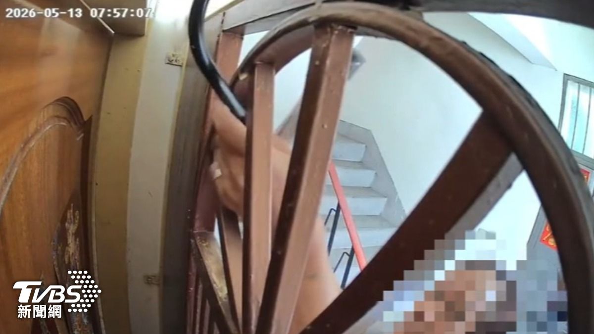 控男鎖鄰居鐵門！住戶困屋內報警求救。（圖／TVBS）