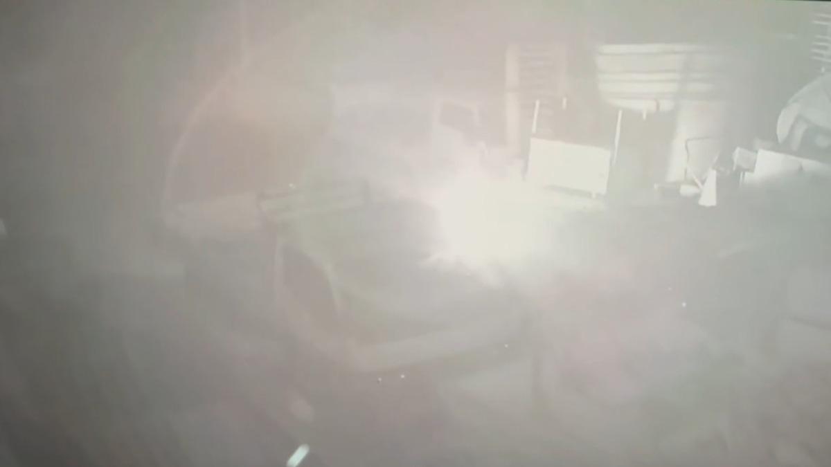 監視器下,自燃的轎車火光猛烈閃爍。(圖/車主提供)