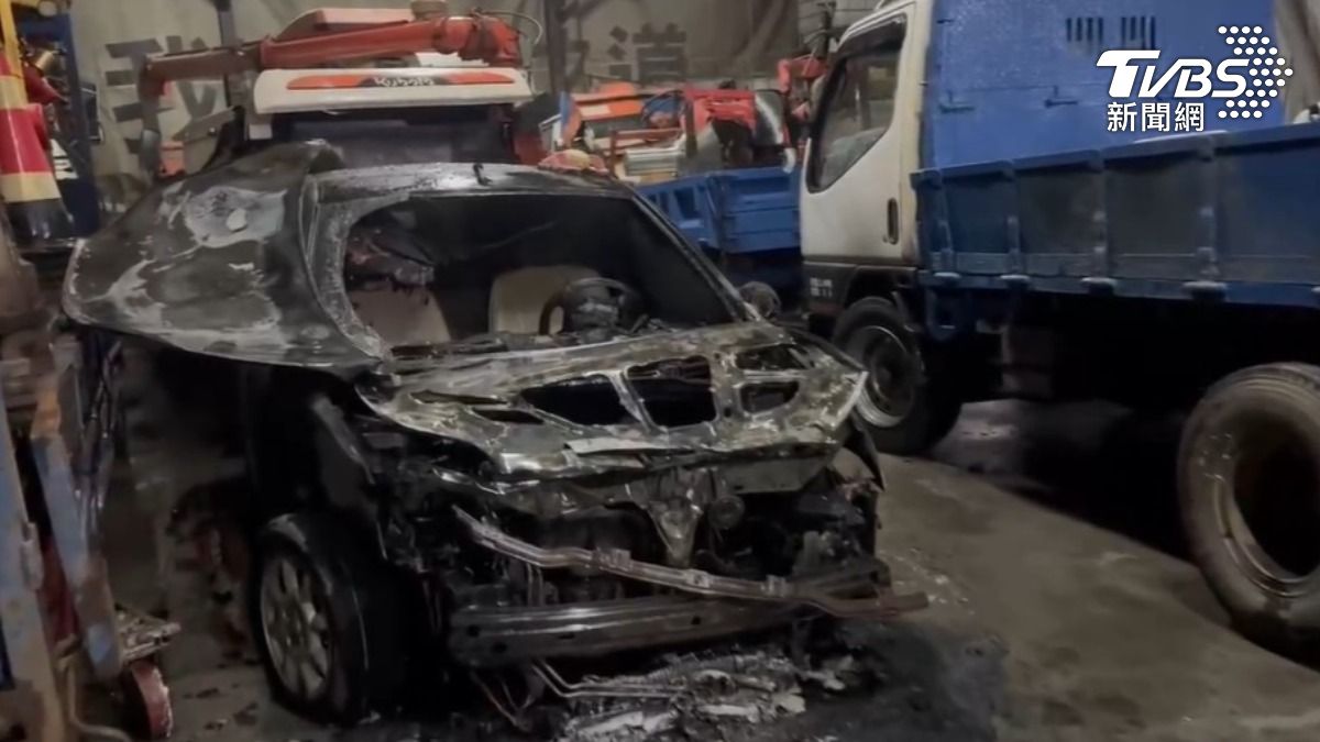 2004年產的轎車,在倉庫內突然起火燃燒,疑似是電池釀災。(圖/TVBS)