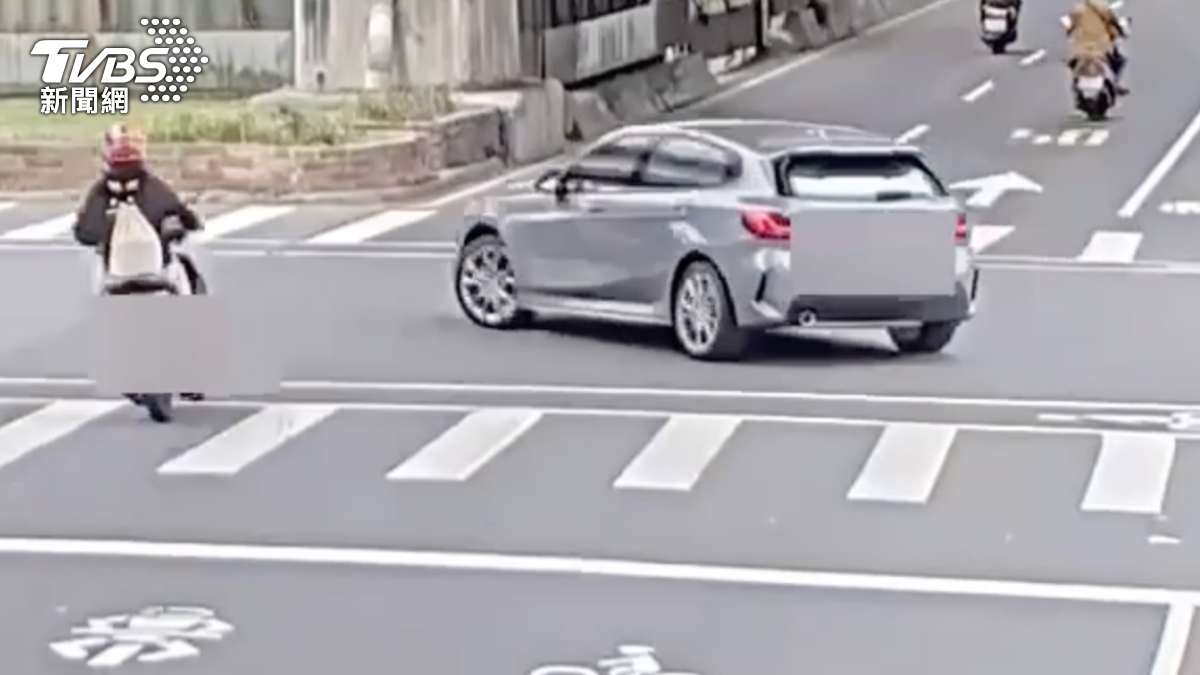 駕駛違規連切兩車道害騎士受傷。(圖/TVBS)