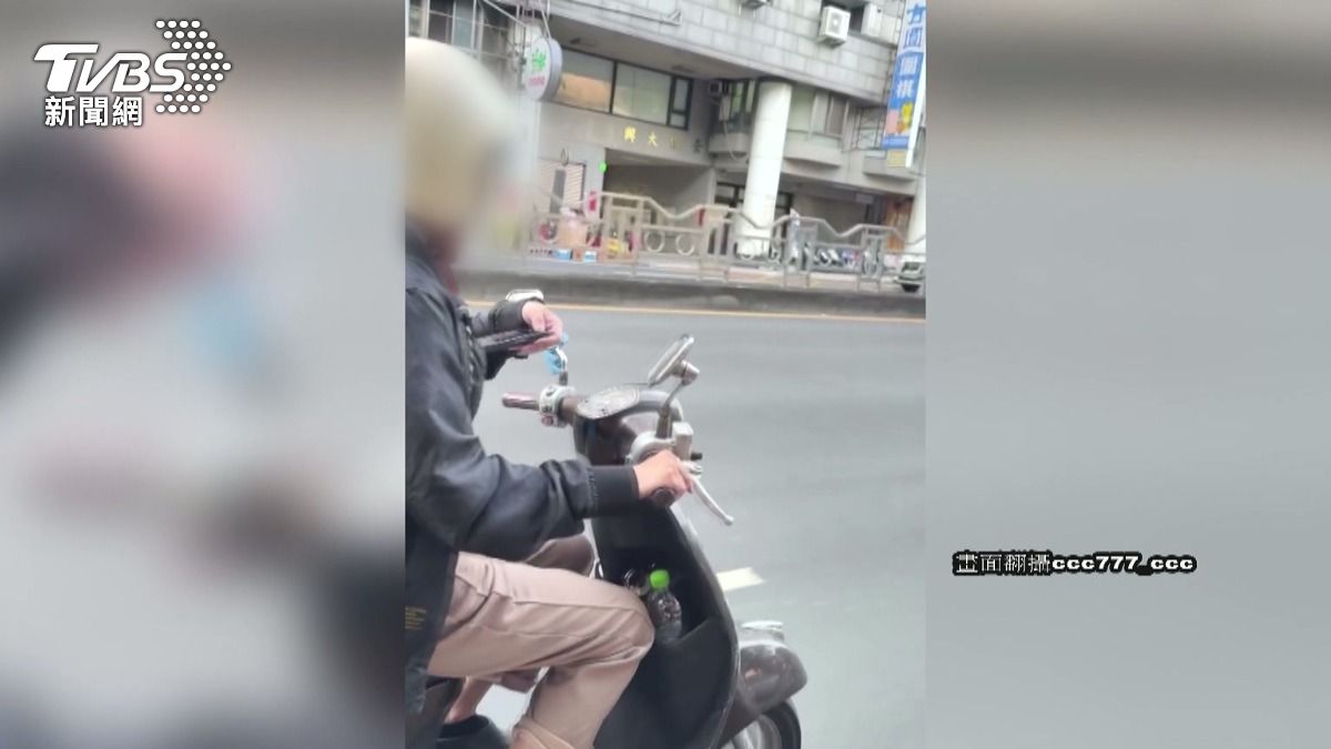 邊騎車邊滑手機！台中女騎士「手機頂胸前」操作畫面瘋傳 。(圖／民眾提供)