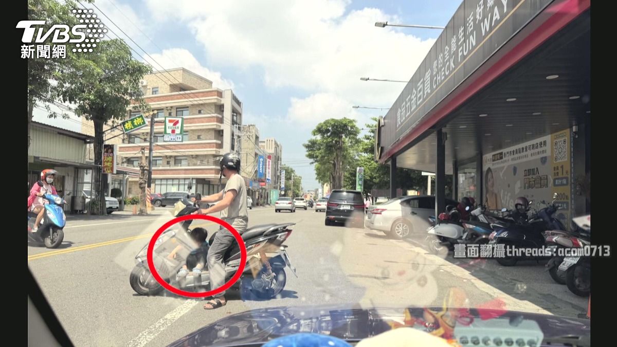 機車前座腳踏板上竟坐著一名幼童，不僅未戴安全帽，也沒有任何安全座椅固定保護 。(圖／民眾提供)