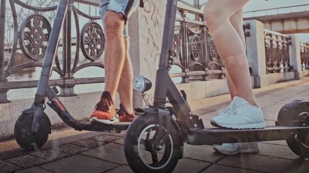 電動滑板車在台灣屬於慢車,不能行駛在道路上。(圖/TVBS)
