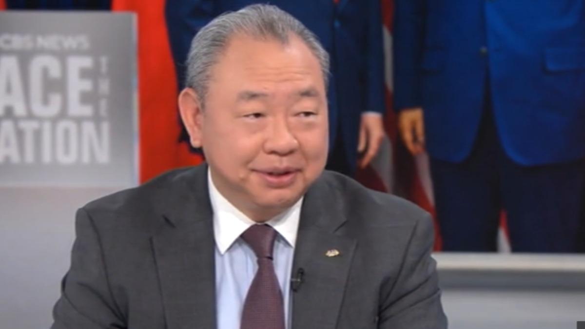 駐美代表俞大㵢接受美媒專訪,強調台灣絕非兩岸關係中製造問題者。(圖/翻攝美國哥倫比亞廣播公司)