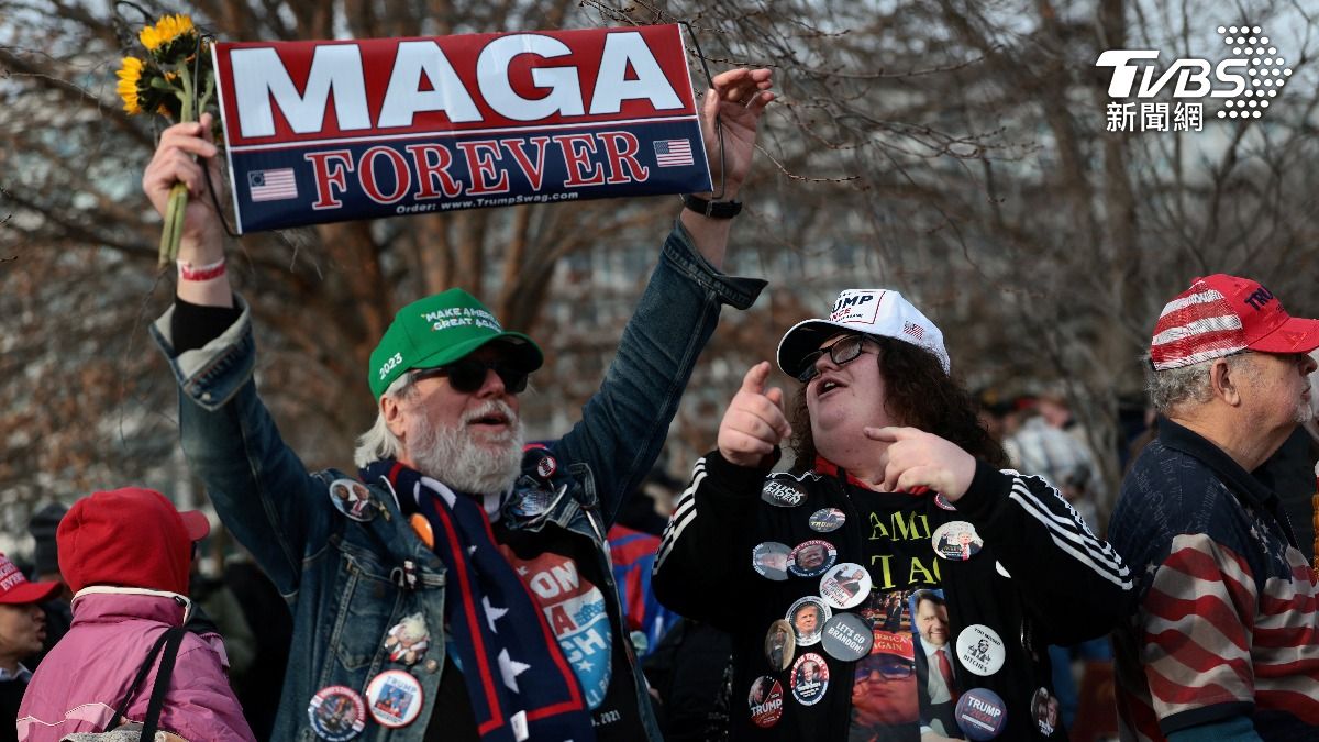 專家指出,「讓美國再次偉大」(MAGA)支持者,立場較為鷹派,期望川普展現更大膽的外交政策。(圖/達志影像路透社)