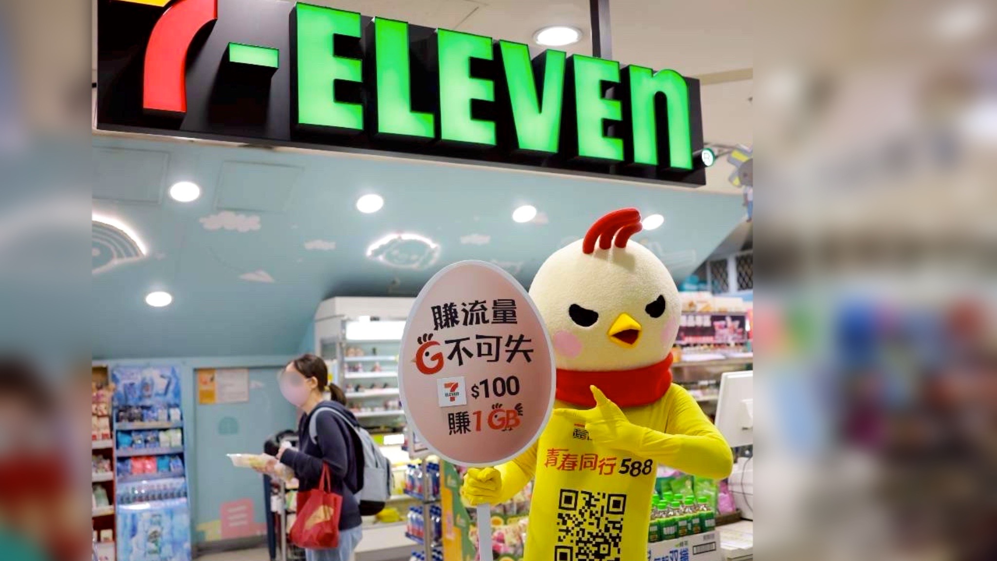 幽默諧音梗!超商驚見巨型小黃雞,網友笑稱「這服務真的G不可失!」