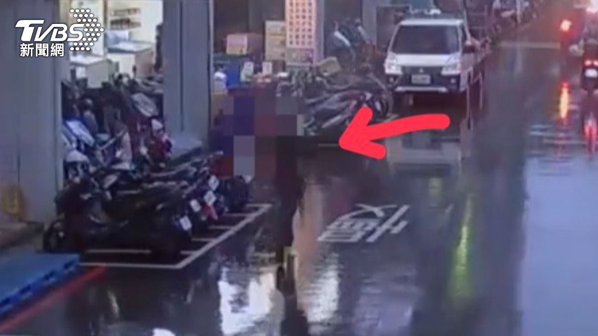 車主見貨車被追走，立刻上前追車。（圖／TVBS）