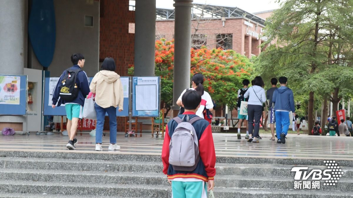 高雄會考爆英聽太小聲! 高師大附中多名考生受災「情緒潰堤」