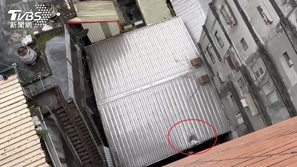 男子被發現時，倒臥在鐵皮屋屋頂的凹陷處。（圖／TVBS）
