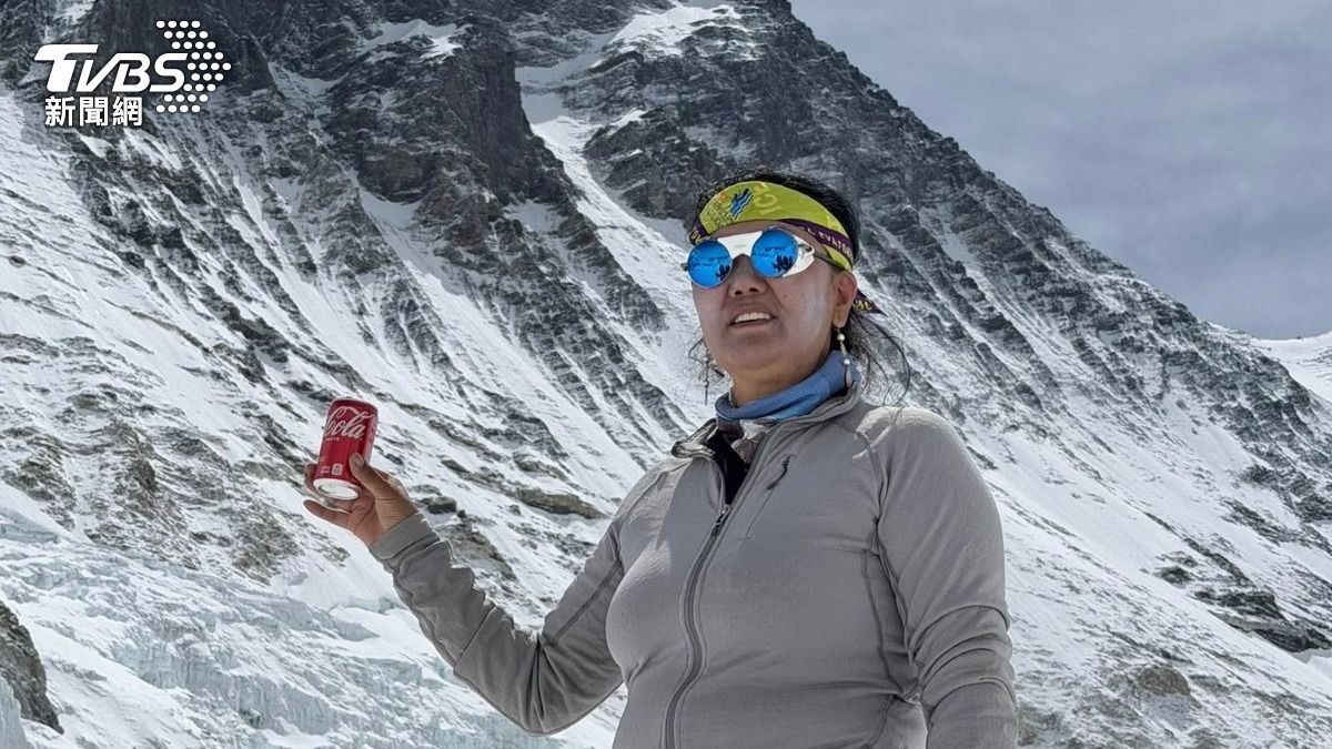 女登山家拉巴(Lhakpa)完成第11次登頂聖母峰,打破女子次數世界紀錄。(圖/Lhakpa Sherpa Facebook)